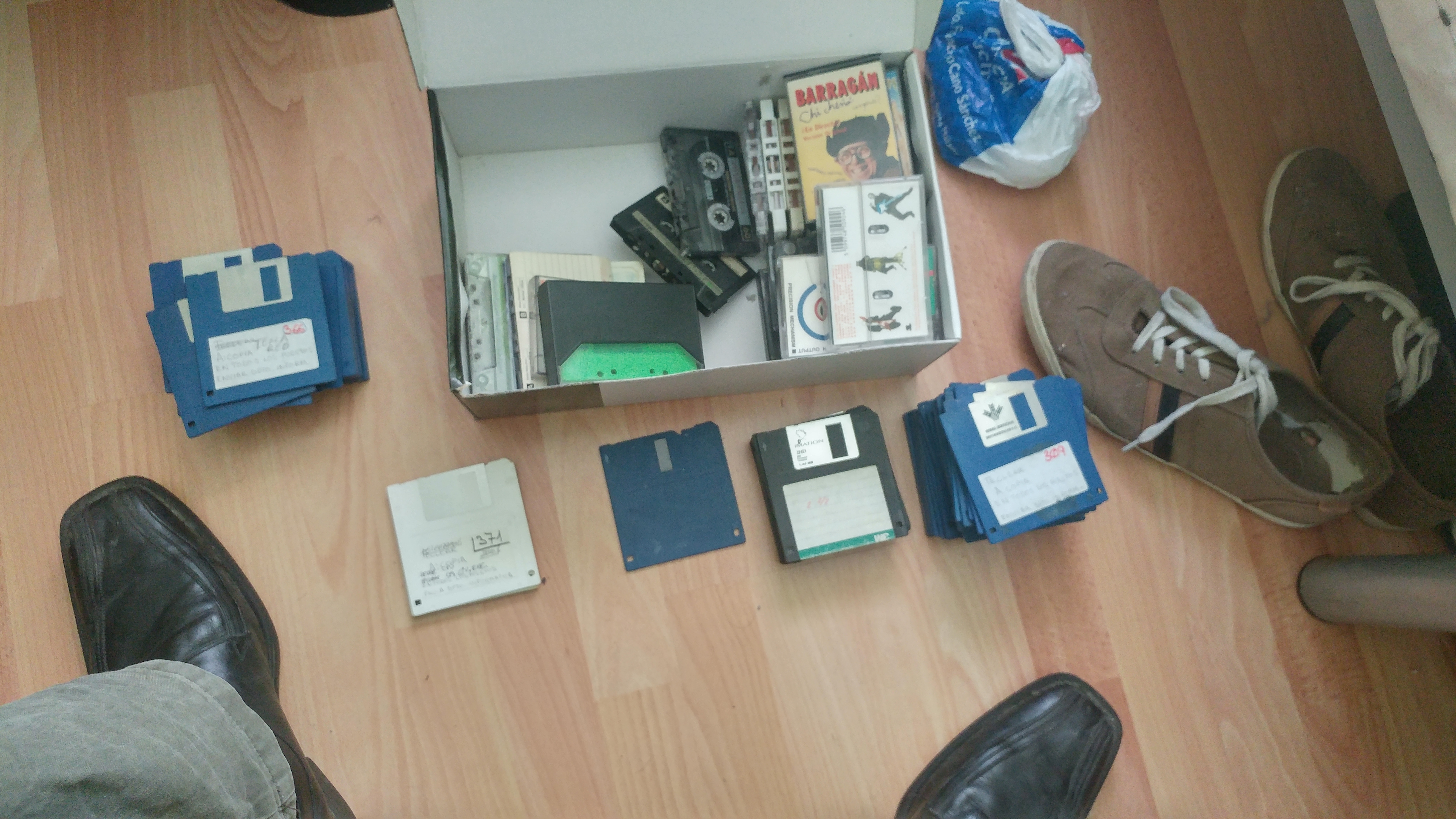 Haga clic en la imagen para ver una versión más grande

Nombre:	Caja con antigÃ¼edades.jpg
Visitas:	373
Size:	4,92 MB
ID:	211033